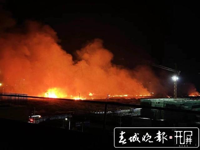 昆明一售楼部附近空地突发大火！现场火光冲天