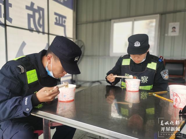 云南边境执勤点上的别样元宵节（春城晚报-开屏新闻记者 马楠 通讯员 欧阳义琳 摄）