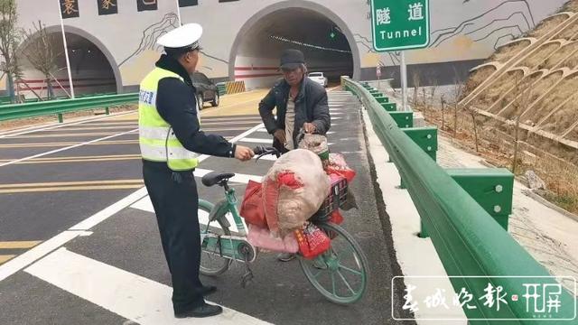 拾荒者推单车逆行高速路，随时有被撞飞危险…昭通交警吓坏了