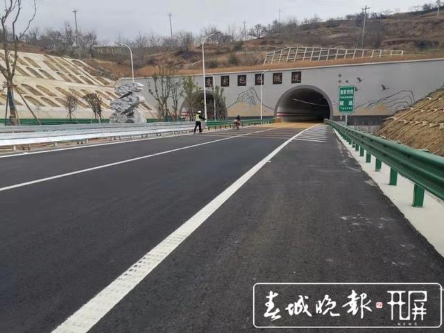 拾荒者推单车逆行高速路，随时有被撞飞危险…昭通交警吓坏了