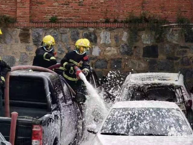 大理古城一停车场多车起火