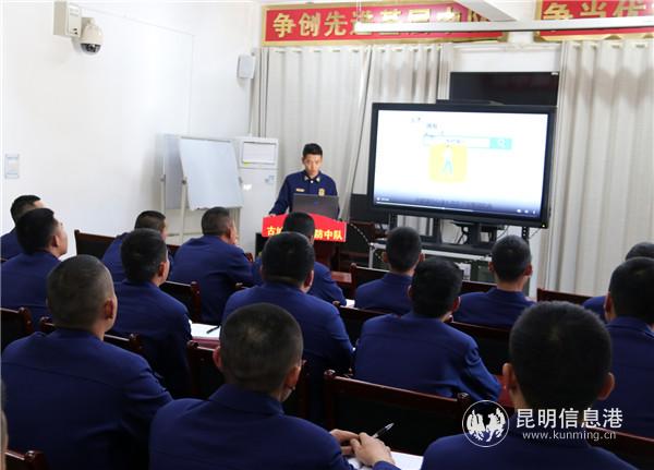 图为党支部书记马杰璋宣讲“两会”精神