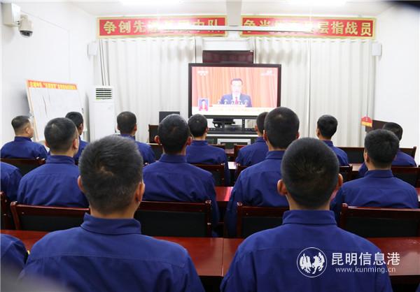 图为指战员观看“两会”直播