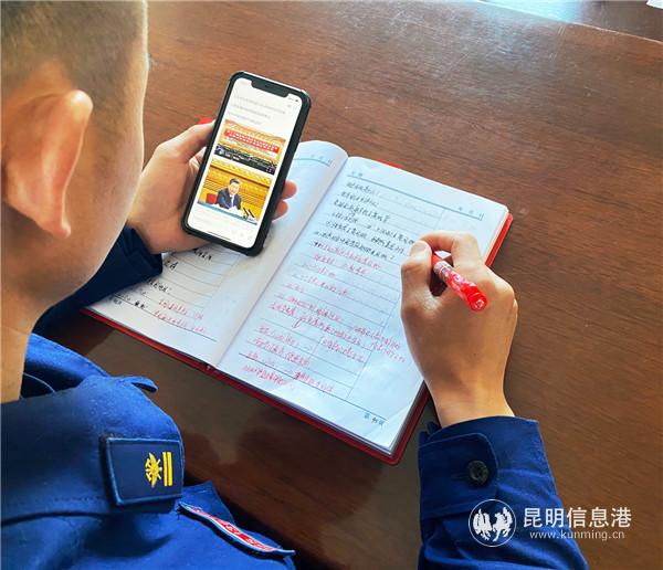 图为指战员利用手机学习“两会”精神