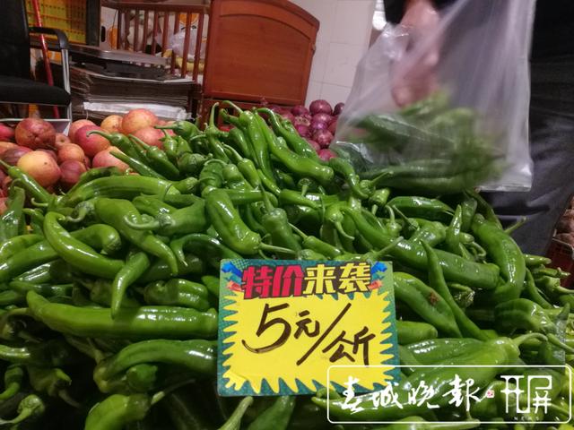 辣椒暴跌被“腰斩”，5元一公斤堪比白菜价.jpg