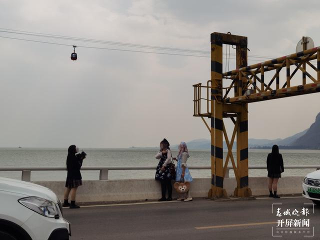 昆明“小镰仓”拍照打卡成爆款，景色虽唯美但车来车往危险隐患极大！