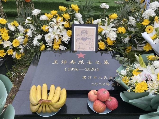 悼念戍边烈士王焯冉:全国各地近五万人自发献花祭英烈,奶奶仍在等孙子回家