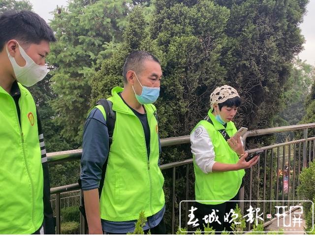 清明祭扫新方式:代客祭扫直播寄托哀思 墓碑前诵念祭文“仪式感”满满