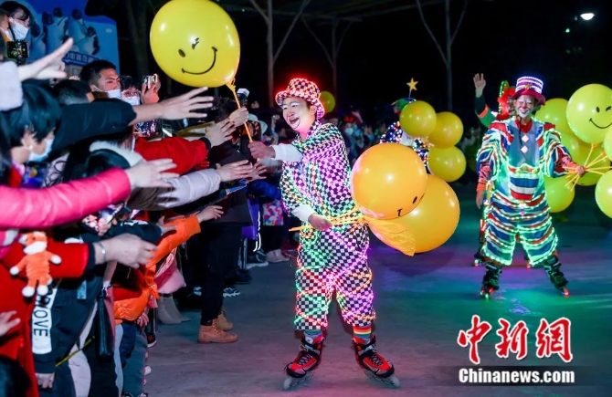 游客们在武汉欢乐谷玩耍。张畅 摄