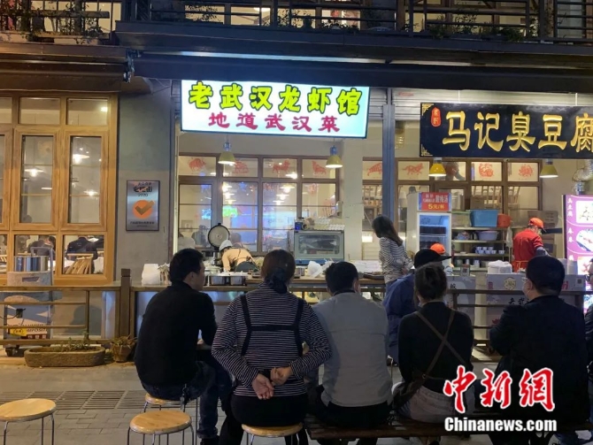 武汉万松园美食店门口排起长队。武一力 摄