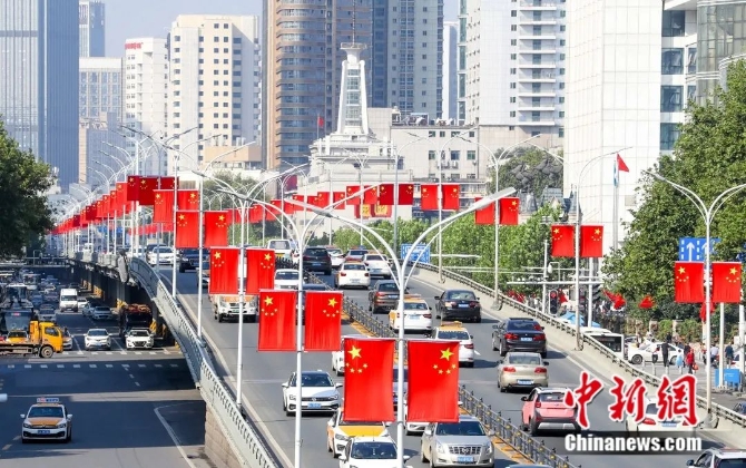 武汉马路车流不息。张畅 摄