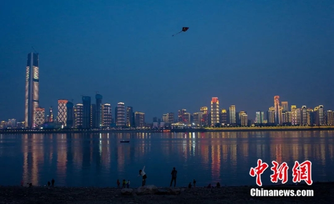 游客在长江边游玩。张畅 摄