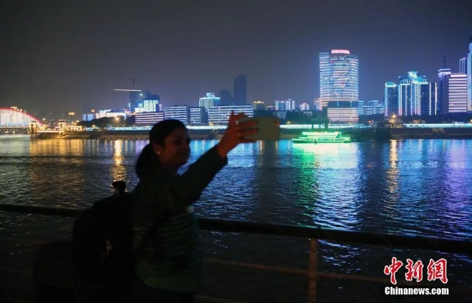 游客赏长江灯光秀。任海霞 摄