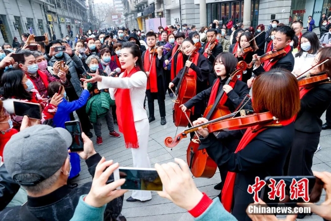 武汉江汉路举行“礼赞中国”快闪活动。张畅 摄