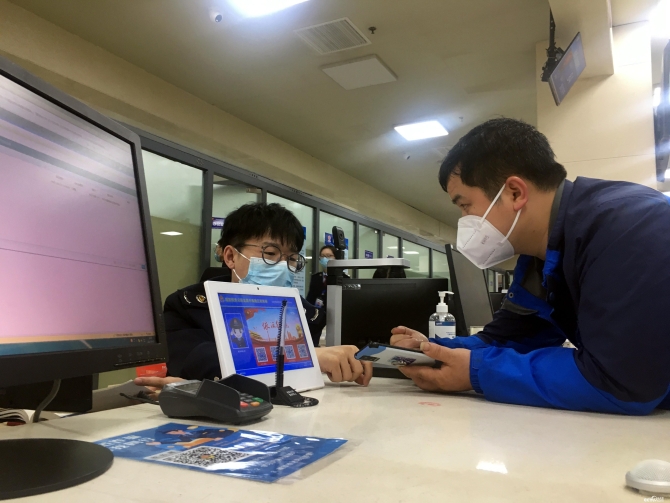 湖北宜昌市夷陵区政务服务中心内,市民向工作人员咨询相关事宜。