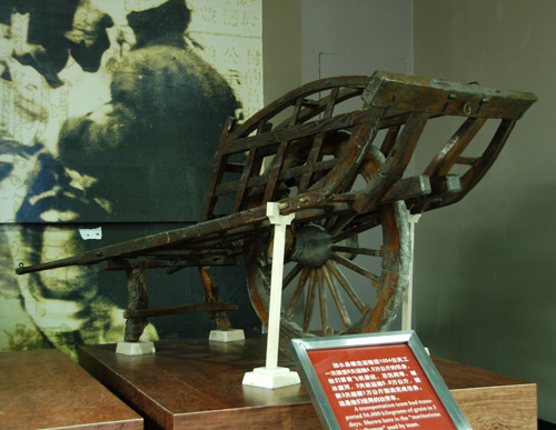 泗水县模范运输团运粮的功劳车。该运输团一次接受了6天运粮4.5万公斤的任务,结果3天就运粮5.6万公斤,提前3天超额1万公斤完成任务。.jpg 泗水县模范运输团运粮的功劳车。该运输团一次接受了6天运粮4.5万公斤的任务,结果3天就运粮5.6万公斤,提前3天超额1万公斤完成任务。.jpg