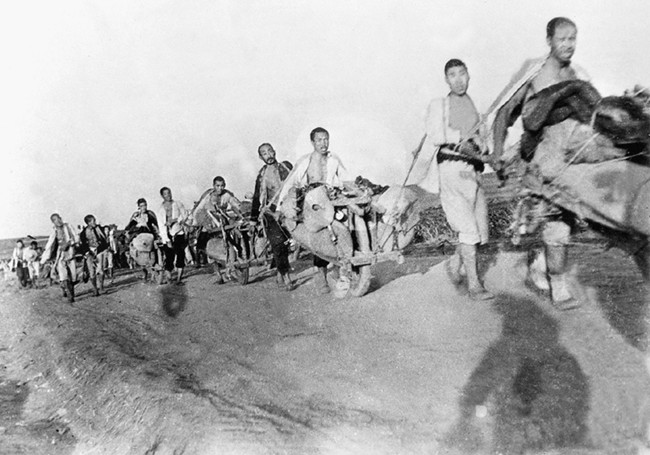 淮海战役中,广大群众用肩挑、车推、驴驮、船运等办法,将大量粮食、弹药等军需物资源源不断地运往前线。这是山东解放区的民工支前小车队。新华社发(资料照片)_副本.jpg 淮海战役中,广大群众用肩挑、车推、驴驮、船运等办法,将大量粮食、弹药等军需物资源源不断地运往前线。这是山东解放区的民工支前小车队。新华社发(资料照片)_副本.jpg