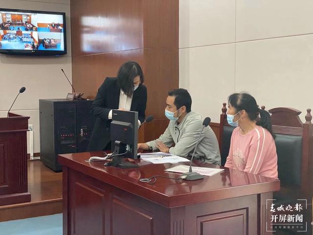 昆明这4家店卖冒牌“七度空间”卫生巾遭索赔（春城晚报-开屏新闻记者 柏立诚 摄）