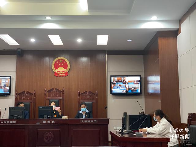 昆明这4家店卖冒牌“七度空间”卫生巾遭索赔（春城晚报-开屏新闻记者 柏立诚 摄）