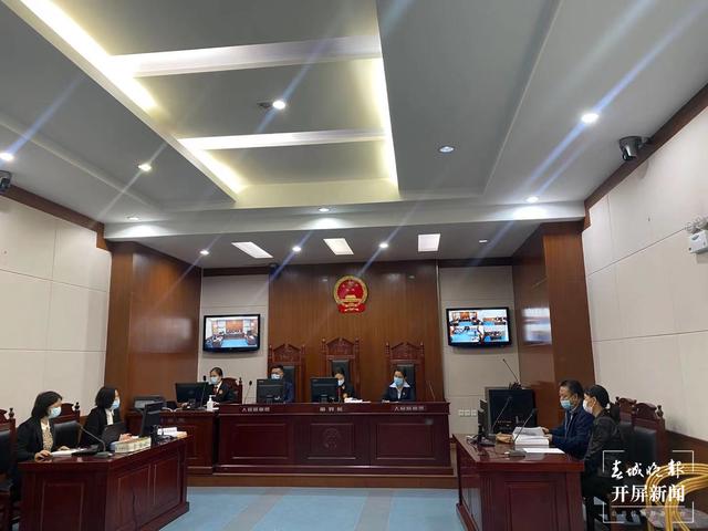 昆明这4家店卖冒牌“七度空间”卫生巾遭索赔（春城晚报-开屏新闻记者 柏立诚 摄）