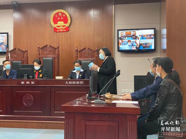 昆明这4家店卖冒牌“七度空间”卫生巾遭索赔（春城晚报-开屏新闻记者 柏立诚 摄）