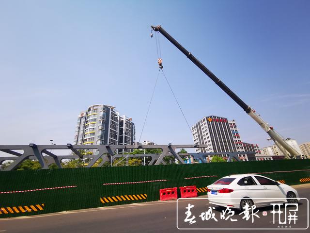 昆明这三地新建天桥咋样了？ 西福路上的已投用，过街少走1.2公里更安全……春城晚报-开屏新闻记者 张勇 摄影报道