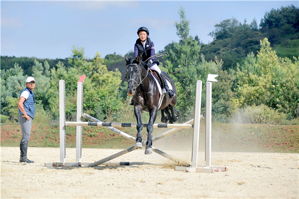 张羡茹同学获2020年10月云南省马术协会俱乐部玉龙湾杯马术公开赛青少年组地杆赛冠军与公开组80cm障碍赛亚军 张羡茹同学获2020年10月云南省马术协会俱乐部玉龙湾杯马术公开赛青少年组地杆赛冠军与公开组80cm障碍赛亚军