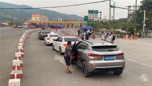 现场直击丨瑞丽市低风险区域人员持72小时内核酸检测阴性证明可离开瑞丽 图片来源于云报客户端