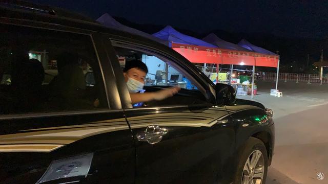 现场直击丨瑞丽市低风险区域人员持72小时内核酸检测阴性证明可离开瑞丽 图片来源于云报客户端