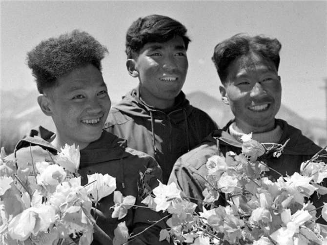 1960年5月25日，中国登山队运动员王富洲、贡布（藏族）、屈银华3人首次集体安全地从东北山脊登上世界最高峰珠穆朗玛峰，开创了人类从北坡登顶的先例。图为王富洲（右一）、贡布（藏族）、屈银华。.png