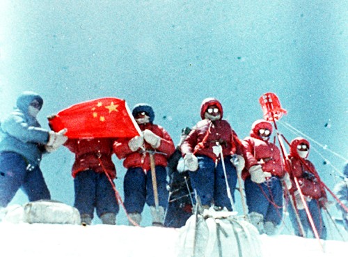 1975年5月27日，女性登山者首次从北坡登上珠穆朗玛峰峰顶。14时30分，中国登山队一名女运动员潘多和索男罗布、罗则、侯生福、桑珠、大平措、贡嘎巴桑、次仁多吉、阿布钦等8名男运动员，从北坡登上世界最高峰——珠穆朗玛峰峰顶。.jpg