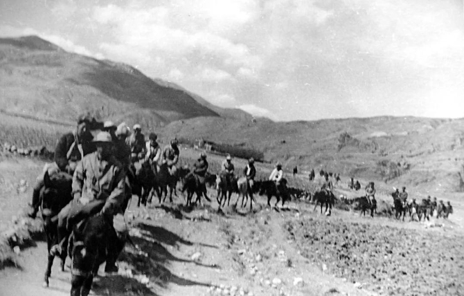 1958年，中苏联合登珠峰侦察组一行初次进入珠峰地区，进山公路已初见雏形。.jpg