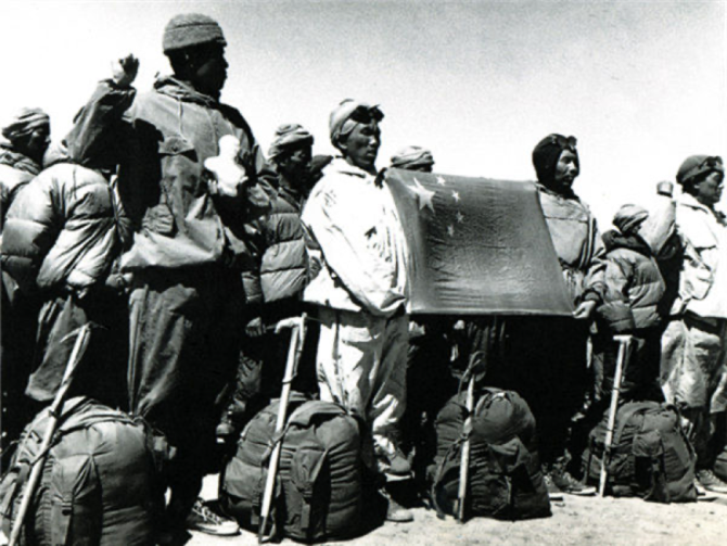 1960年中国登山队在珠峰大本营宣誓的资料照片。.png