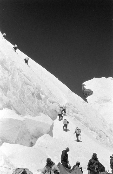 我国登山队队员们在向珠穆朗玛峰挺进的途中，攀登“北坳”冰坡60度的陡壁上。.jpg