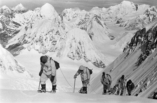 1960年5月，中国登山队队员在海拔7150米的冰雪坡上行进。.png