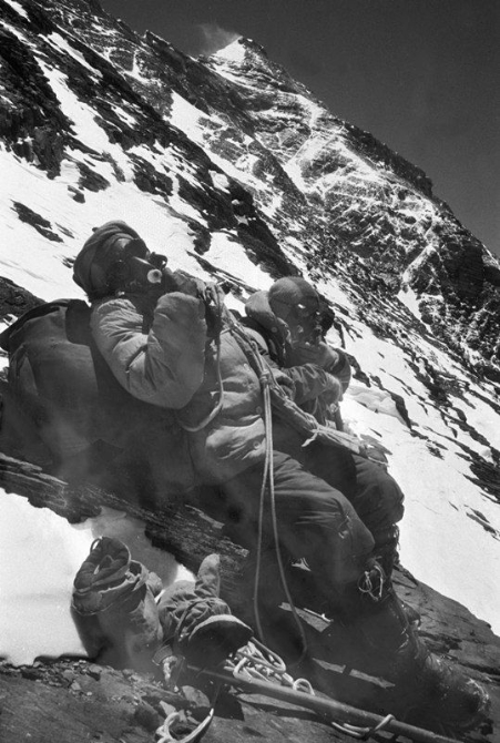 吸一口氧气再前进，我国登山队队员在8100米附近休息。.jpg