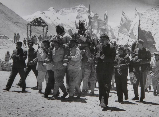 1960年5月30日，王富洲等3人回到大本营受到热烈欢迎。.jpg