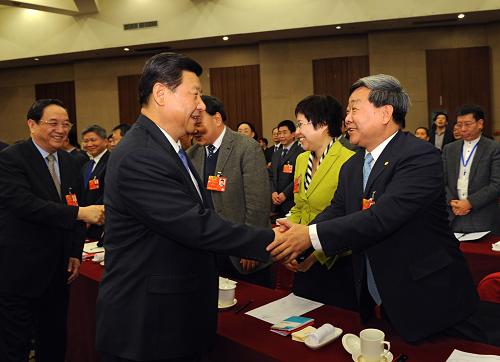3月4日，中共中央总书记、中共中央军委主席习近平看望了出席全国政协十二届一次会议的科协、科技界委员，并参加联组讨论。中共中央政治局常委、全国政协十二届一次会议主席团会议主持人俞正声参加了看望和讨论。.jpg