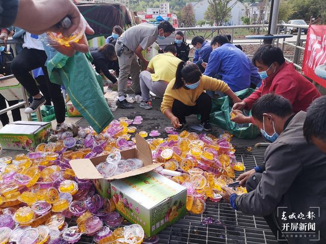 昭通集中销毁货值38万余元的侵权假冒伪劣商品 记者 申时勋 通讯员 陈忠华 田朝艳 摄 (3).jpg