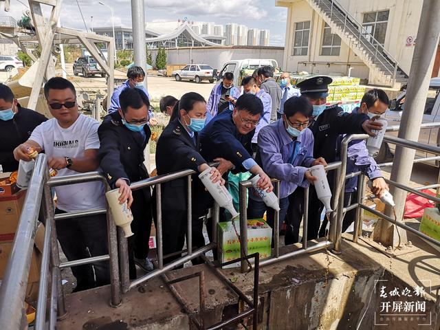 昭通集中销毁货值38万余元的侵权假冒伪劣商品 记者 申时勋 通讯员 陈忠华 田朝艳 摄 (4).jpg