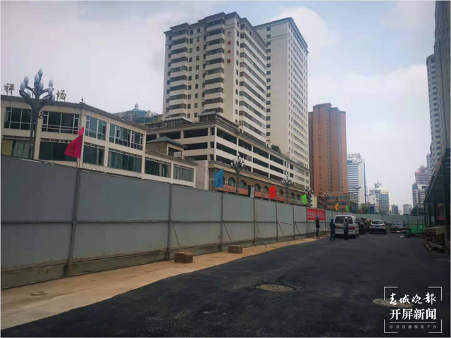 金碧路这一路段道路提升!公交车站、斑马线、掉头车道进行调整 春城晚报-开屏新闻记者 张勇 摄影报道