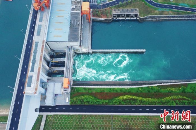 图为丹江水通过渠首水利枢纽。 李超庆 摄 图为丹江水通过渠首水利枢纽。 李超庆 摄