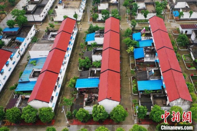 图为邹庄移民村一排排整齐的小楼。 李超庆 摄 图为邹庄移民村一排排整齐的小楼。 李超庆 摄