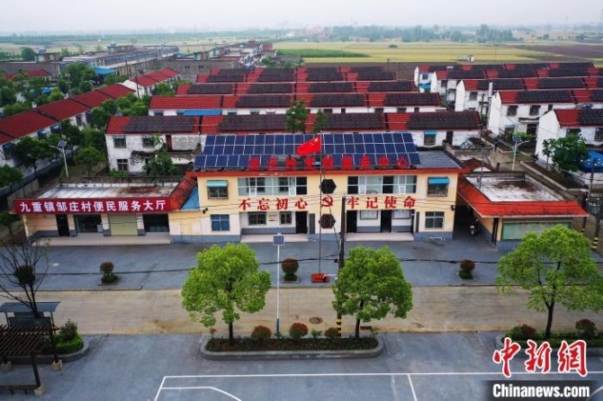 图为邹庄村民房顶安装的光伏发电设备 李超庆 摄 图为邹庄村民房顶安装的光伏发电设备 李超庆 摄