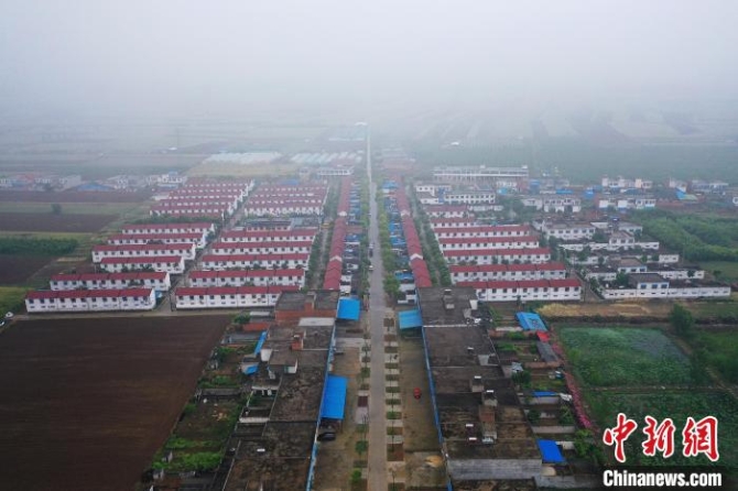 图为航拍邹庄移民村,宛如汉字“中”。 李超庆 摄 图为航拍邹庄移民村,宛如汉字“中”。 李超庆 摄
