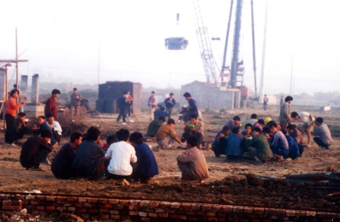 工地晨曲：建设者的早餐   沈文进摄于1994年