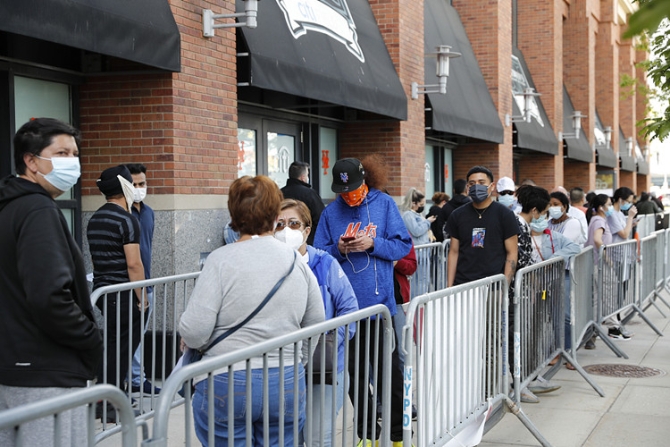 1621296085293802.jpg 当地时间2021年5月12日,在美国纽约,市民正在排队等待接种疫苗图源中新社_副本.jpg