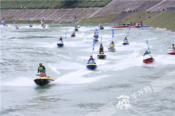 3运动健儿们驾驶着摩托艇在乌江水面快速飞驰。华龙网-新重庆客户端 葛彧 摄