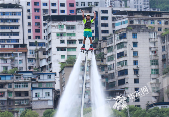 4运动员们变身“水上钢铁侠”。华龙网-新重庆客户端 葛彧 摄