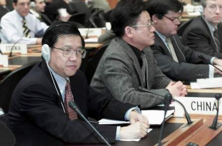 2001年12月19日，中国外经贸部首席谈判代表龙永图(左一)等6名中国政府代表首次以正式成员身份出席世贸会议。.png
